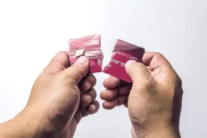 closeup-hand-broke-red-credit-600nw-695814379